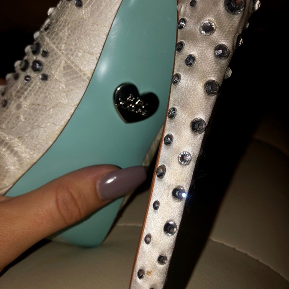 GORGEOUS White Heels NEW NEVER WORN - Picture 4 of 6